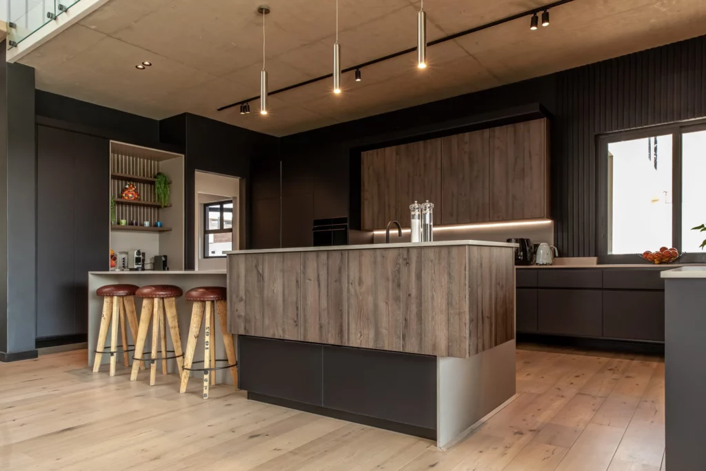 This modern kitchen uses elements of Seno Black Matt and Oak Historic Kent as well as Oak End Grain to give it a unique look, while the PG Bison Folkstone Grey ties everything together seamlessly.